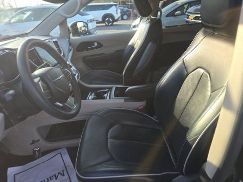 Used 2022 Chrysler Pacifica Limited image 3