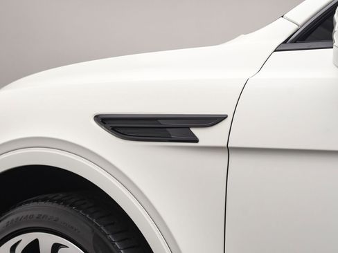 Certified 2023 Bentley Bentayga Extended Wheelbase image 35