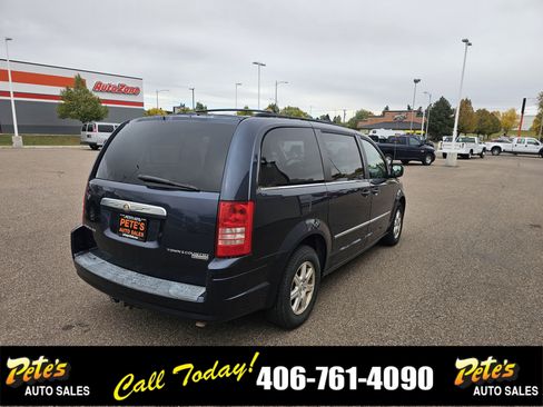 Used 2009 Chrysler Town & Country Touring image 4