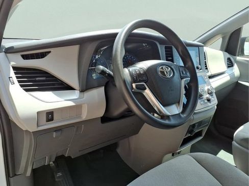 Used 2020 Toyota Sienna L FWD image 13