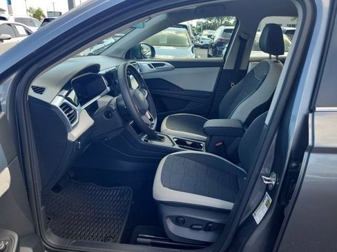 Certified 2025 Volkswagen Taos SE FWD image 14
