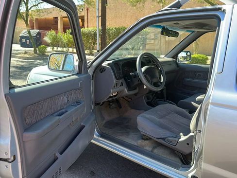 Used 2000 Nissan Frontier XE image 15