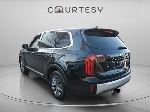 Used 2023 Kia Telluride LX image 3
