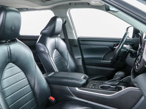 Used 2023 Toyota Highlander XLE FWD image 28