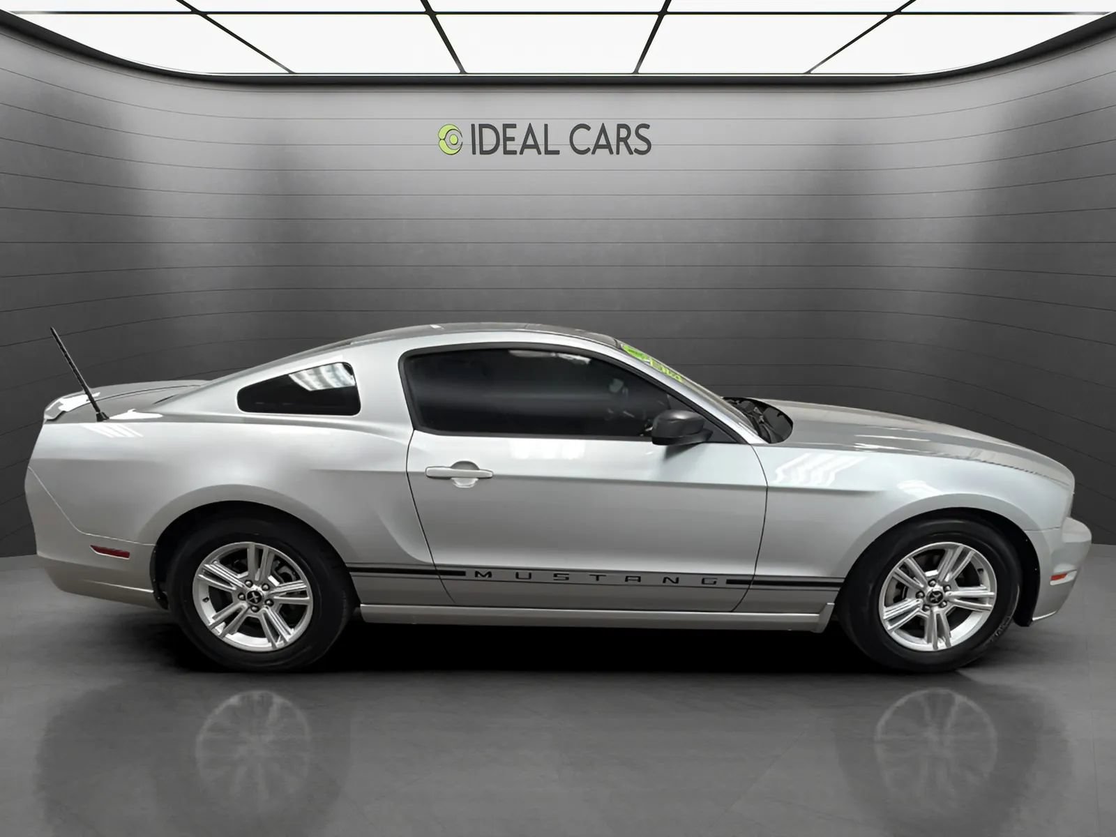 Used 2013 Ford Mustang Coupe RWD image 4