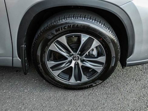 Certified 2025 Toyota Highlander XLE image 8