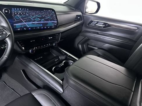 Used 2025 Chevrolet Suburban LT AWD/4WD image 36