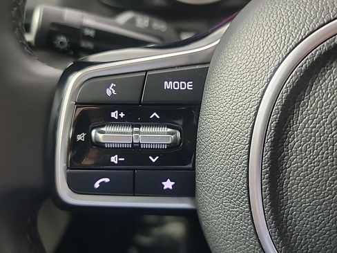 Used 2024 Kia Carnival EX image 29