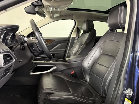 Used 2017 Jaguar F-PACE R-Sport image 4