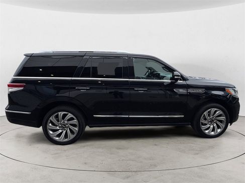 Used 2024 Lincoln Navigator Reserve image 6