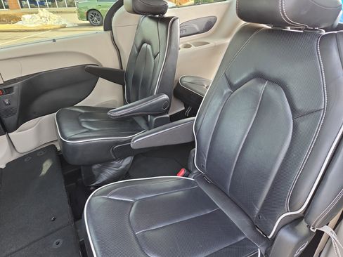 Certified 2023 Chrysler Pacifica Limited image 13