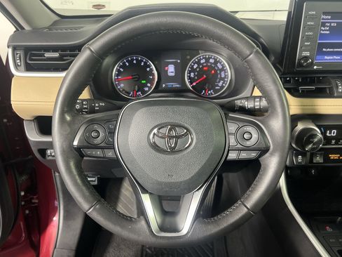 Used 2021 Toyota RAV4 XLE Premium image 17