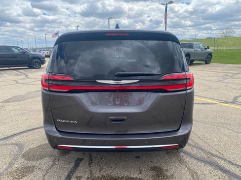 Used 2023 Chrysler Pacifica Touring-L FWD image 4