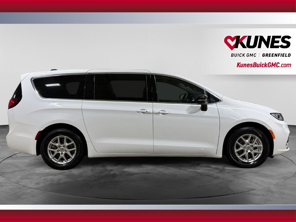 Used 2025 Chrysler Pacifica Select FWD image 12