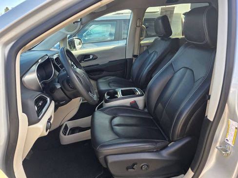Used 2024 Chrysler Pacifica Touring-L FWD image 4