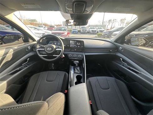 Used 2025 Hyundai Elantra SE image 3