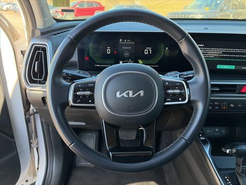 Used 2024 Kia Sorento S image 11