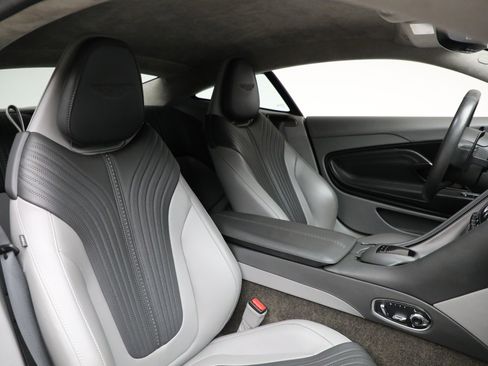 Used 2019 Aston Martin DB11 Coupe image 23