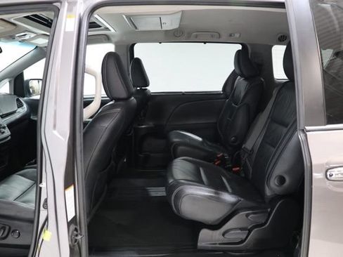 Used 2017 Toyota Sienna SE Premium FWD image 33