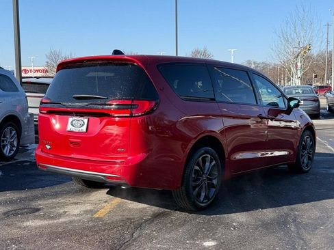 Used 2026 Chrysler Pacifica Select AWD/4WD image 3