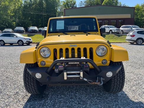 Used 2015 Jeep Wrangler Unlimited Sahara w/ Connectivity Group AWD/4WD image 3
