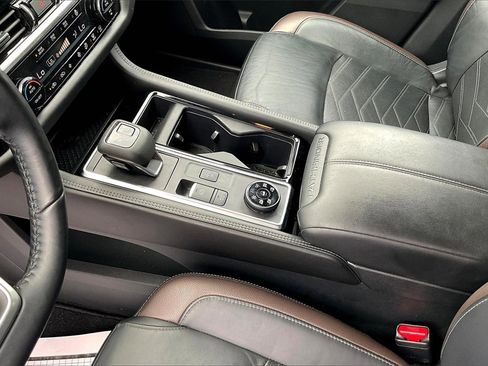 Used 2024 Nissan Pathfinder Platinum image 17