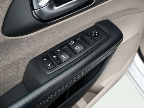 Used 2023 Chrysler Pacifica Touring-L FWD image 16