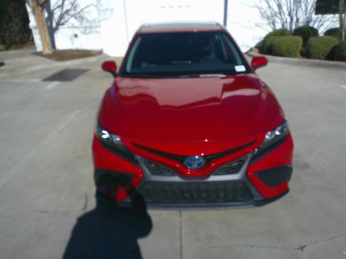 Used 2022 Toyota Camry SE image 3
