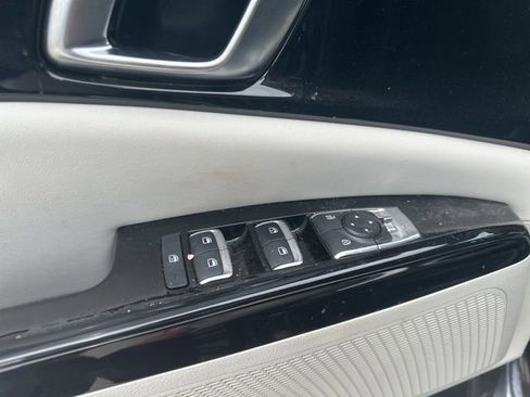 Used 2024 Kia Carnival EX FWD image 4