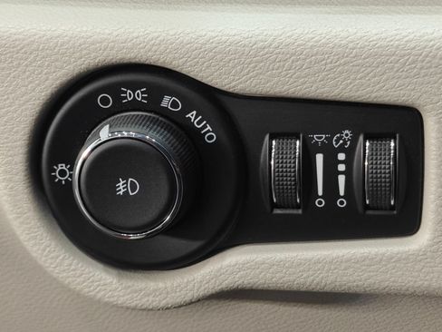 Used 2017 Chrysler Pacifica Touring-L FWD image 50