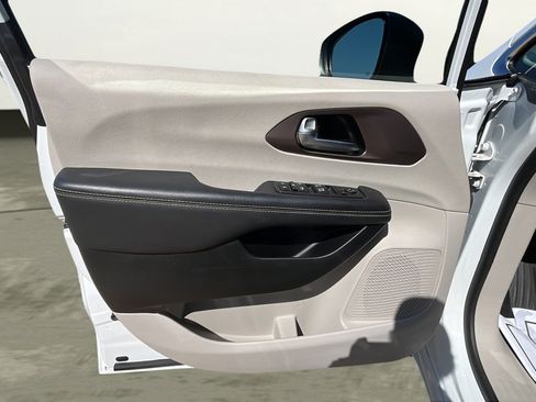 Used 2023 Chrysler Voyager LX FWD image 15