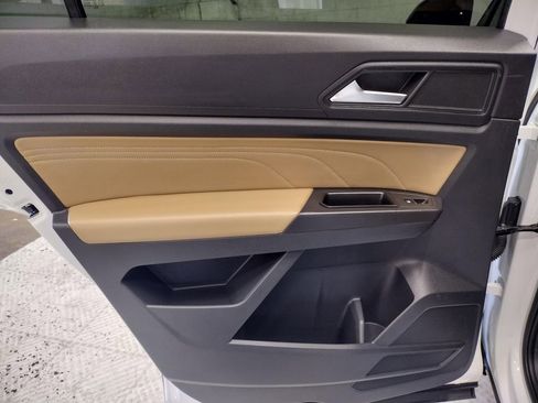 Certified 2022 Volkswagen Atlas Cross Sport SE w/ Panoramic Sunroof Package FWD image 34