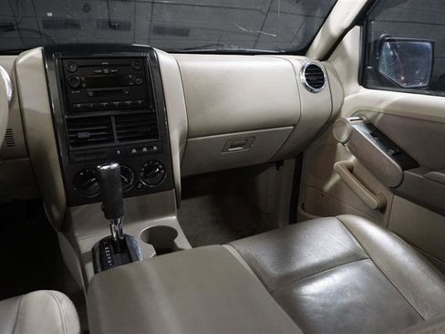 Used 2006 Ford Explorer XLT image 15