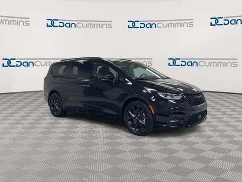 Used 2025 Chrysler Pacifica Limited FWD image 2