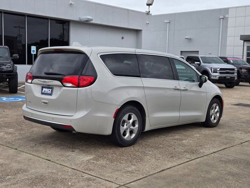 Used 2017 Chrysler Pacifica Touring Plus w/ Tire & Wheel Group FWD image 5