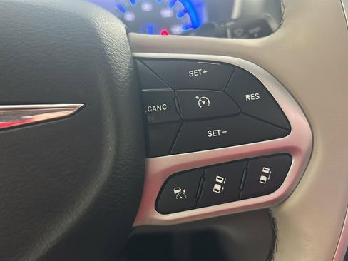 Used 2018 Chrysler Pacifica Limited w/ Tire & Wheel Group FWD image 19