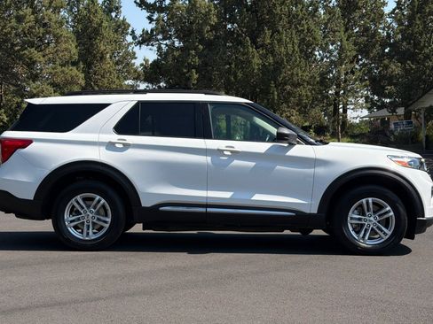 Used 2021 Ford Explorer XLT AWD/4WD image 3
