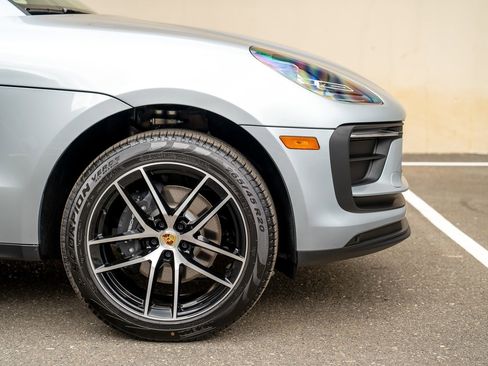 Certified 2026 Porsche Macan AWD/4WD image 9