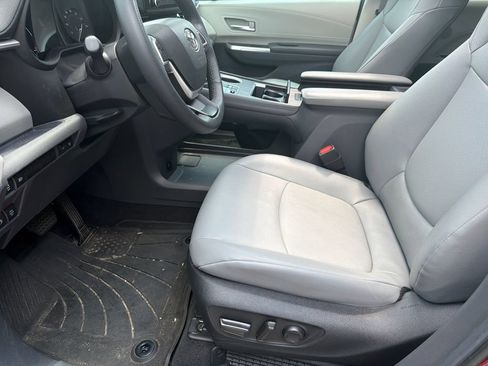 Used 2024 Toyota Sienna XLE FWD image 17