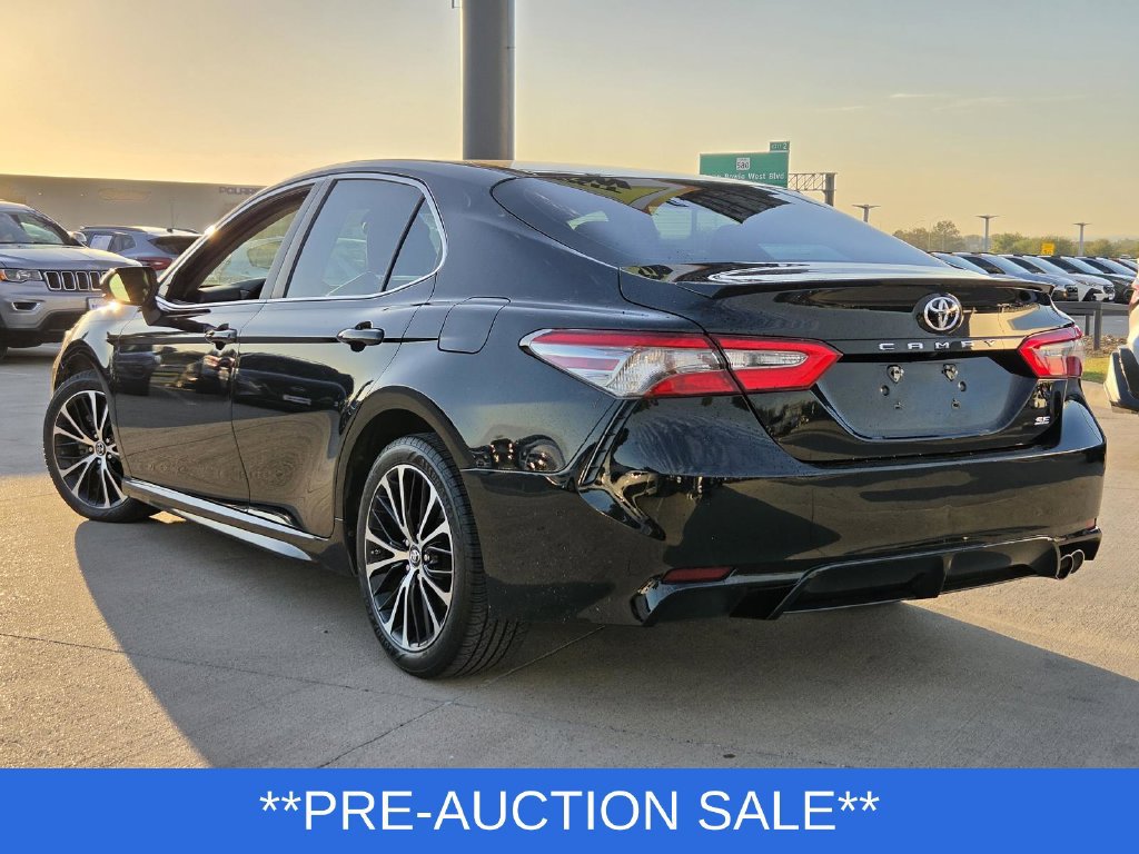Used 2018 Toyota Camry SE w/ Moonroof Package FWD image 3
