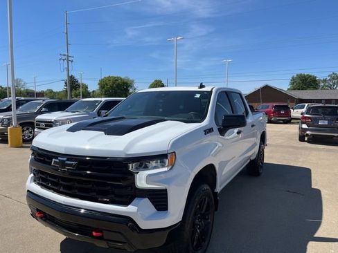 Used 2025 Chevrolet Silverado 1500 LT Trail Boss w/ Convenience Package II AWD/4WD image 3