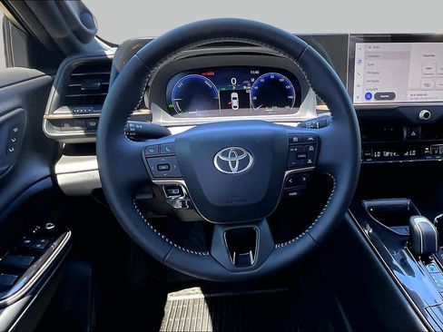 Used 2025 Toyota Crown AWD/4WD image 5