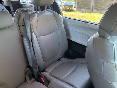 Used 2025 Toyota Sienna XLE FWD image 36