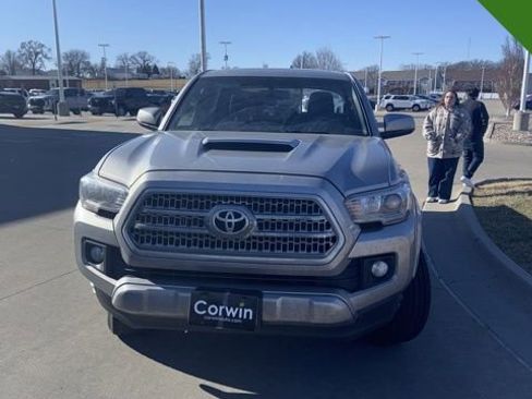 Used 2017 Toyota Tacoma TRD Sport image 8