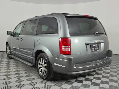 Used 2009 Chrysler Town & Country Touring FWD image 5