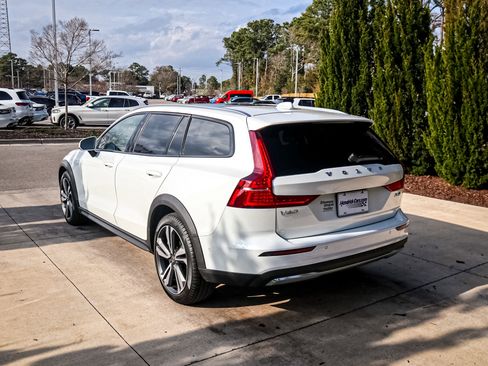 Used 2025 Volvo V60 B5 Cross Country Plus image 8