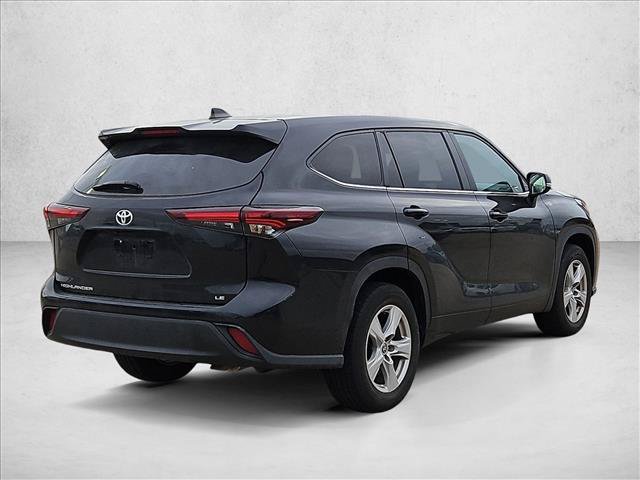 Used 2025 Toyota Highlander LE FWD image 5