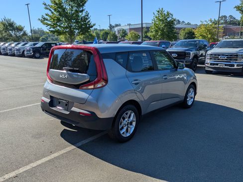 Used 2022 Kia Soul LX w/ Technology Package FWD image 4