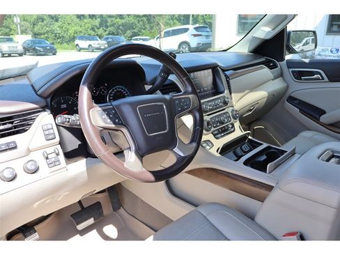 Used 2020 GMC Yukon XL Denali w/ Denali Premium Package AWD/4WD image 14