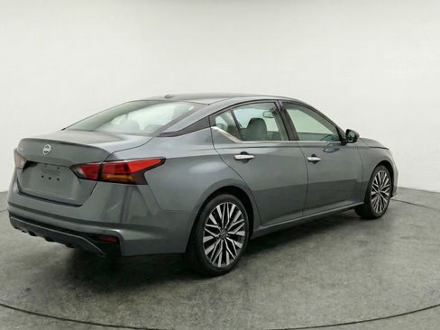 Used 2025 Nissan Altima 2.5 SV image 9